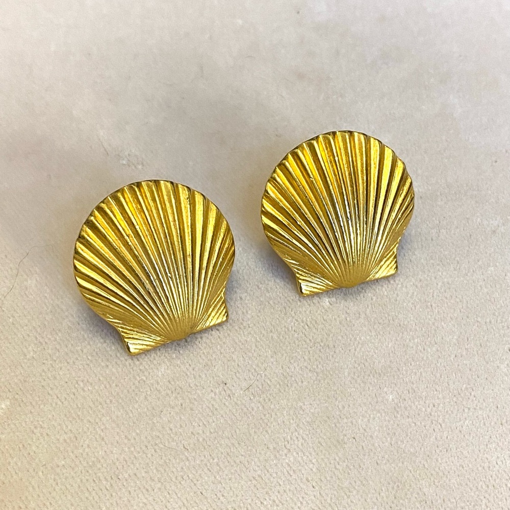 Vintage Ben-Amun Gold Tone Shell Clip-on Earrings 1980’s